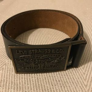 levi's men's leather belt with plaque buckle